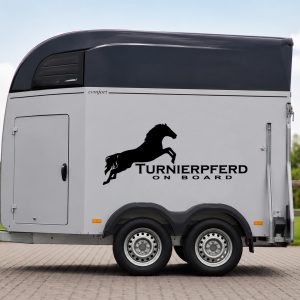 Aufkleber „Turnierpferd on Board“ – Springendes Pferd